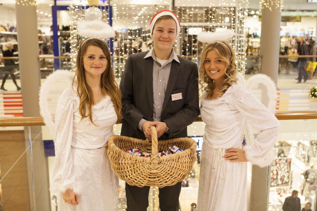 Weihnachtsengel verteilen Süßigkeiten