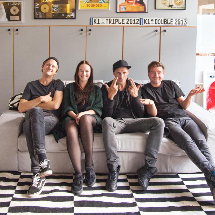 Redakteurin Kim Hase (2. v. li. ) mit Beat, Dany und Flo (v. li. ) von Schmutzki