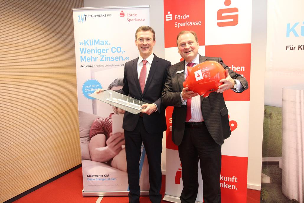 Frank Meier (li.), Vorstandsvorsitzender der Stadtwerke Kiel AG, und Götz Bormann, Vorstandsvorsitzender der Förde Sparkasse, bieten mit dem „KliMax“ die Möglichkeit, den Bau des Küstenkraftwerks zu unterstützen und sich Zinsen bis zu 2 % zu sichern