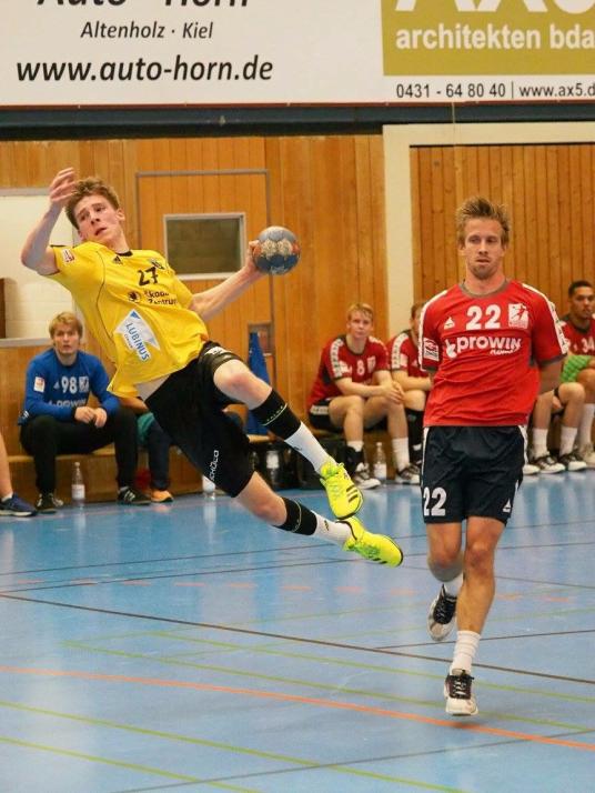 Handball-Talent Thies Bergemann (li.) in Action