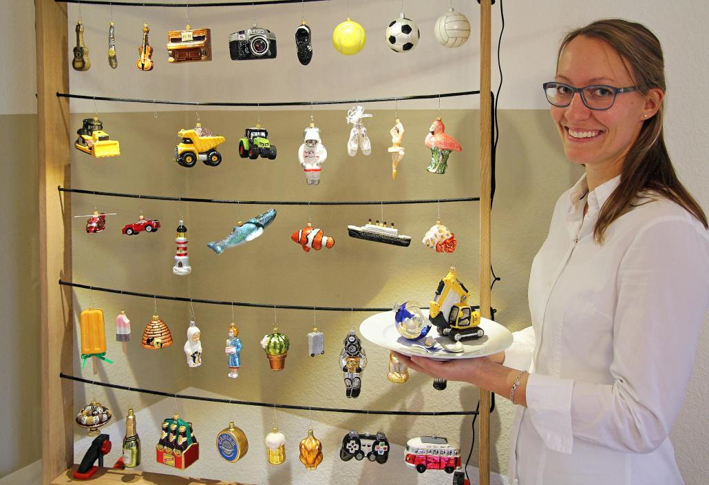 Anna Maria Bader präsentiert einige der über 80 bunten Christbaumkugeln