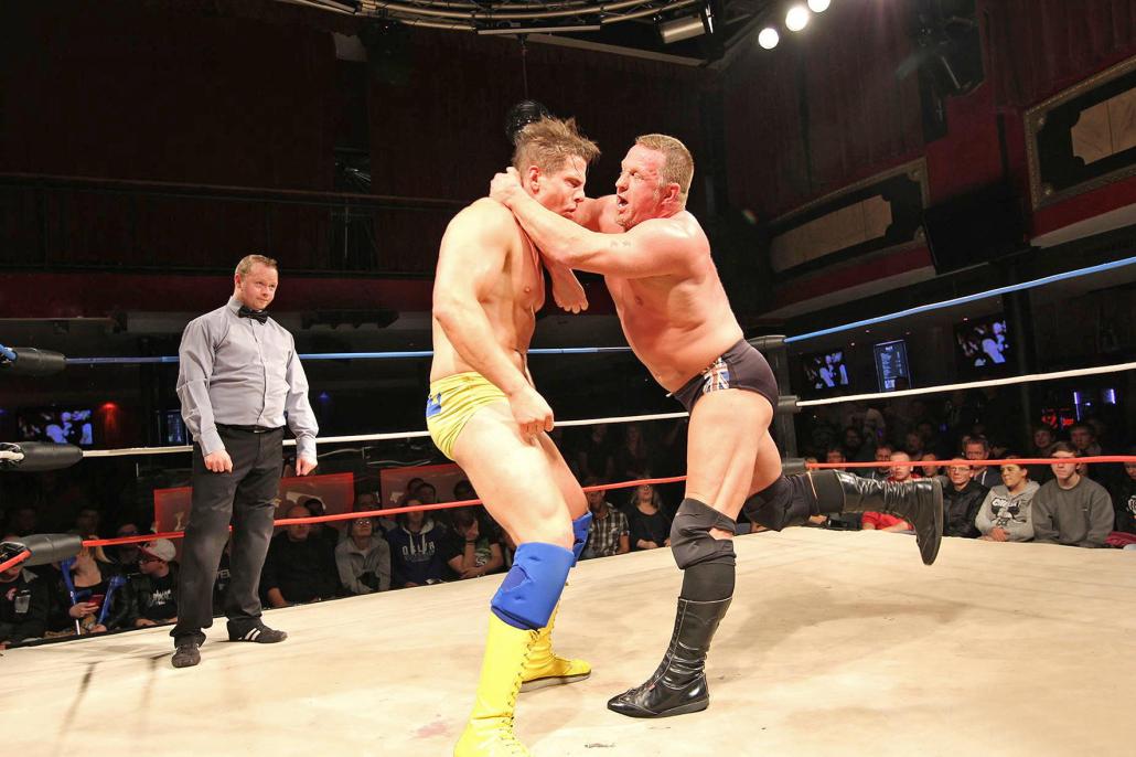 Doug Williams (re.) zeigt einen Forearm Smash gegen Steinbolt …