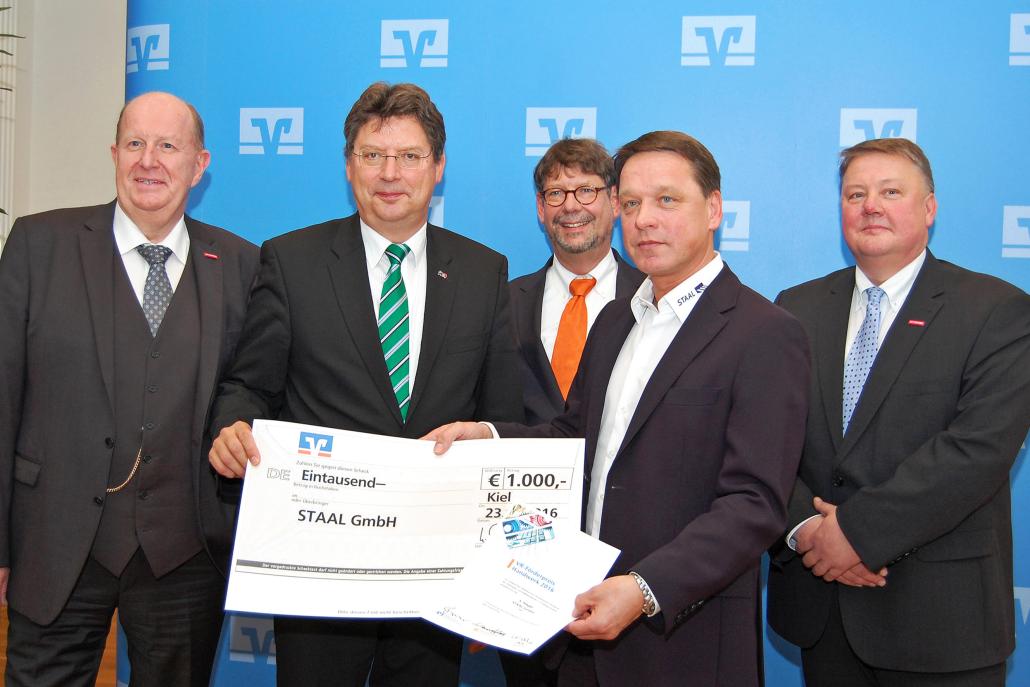 Klaus-Peter Staal (4. v. li.), Geschäftsführer der STAAL GmbH, erhält von Wirtschaftsminister Reinhard Meyer (2. v. li.) einen Scheck für den fünften Platz beim VR-Förderpreis Handwerk