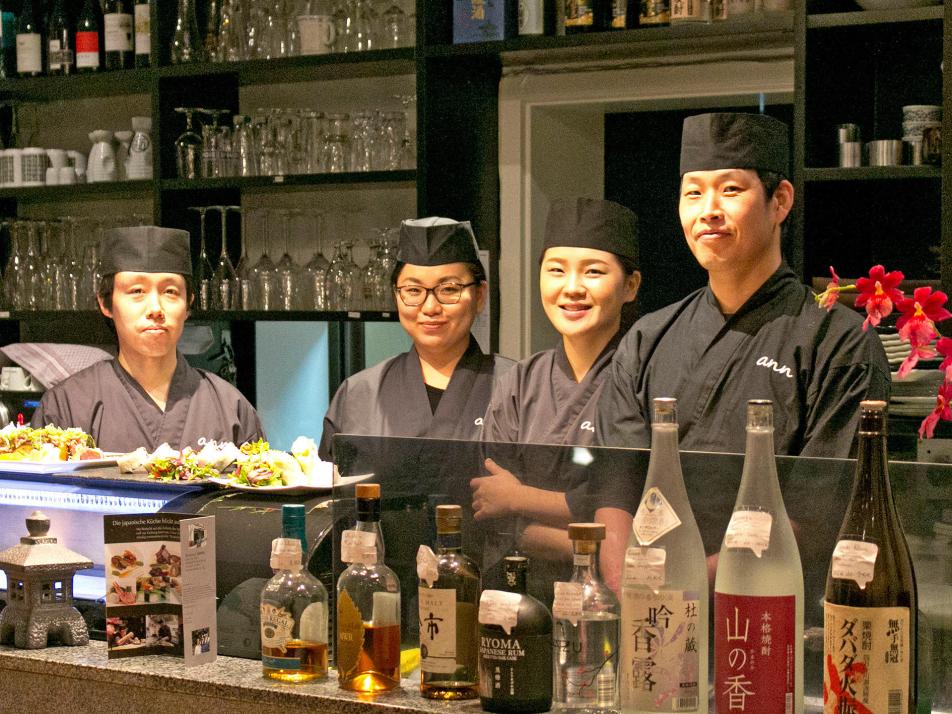 Das ann Küchenteam (v. li.): Hiroyuki Shimizu (Sushi-Meister aus Japan), Juyun Yoo (Köchin aus Südkorea), Yeonghwa Nam (Sushi-Meisterin aus Südkorea), Changuk Lee (Chefkoch)