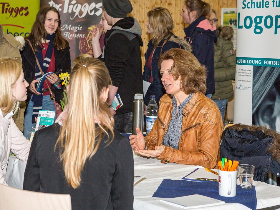 Schülern wird auf der Messe bei der beruflichen Orientierung geholfen