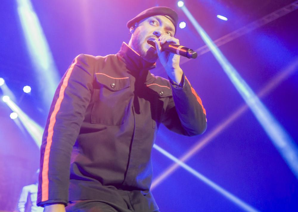 Rapper Tarek heizte gemeinsam mit seinen drei Bandkollegen dem Kieler Publikum ein
