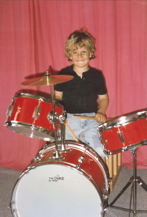… im Alter von fünf Jahren an Papas Schlagzeug aktiv