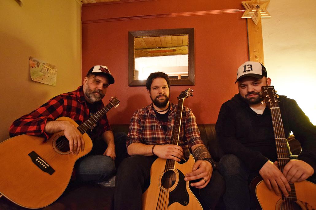 Seit kurzem ist das Akustik-Duo Katerfrühstück ein Trio