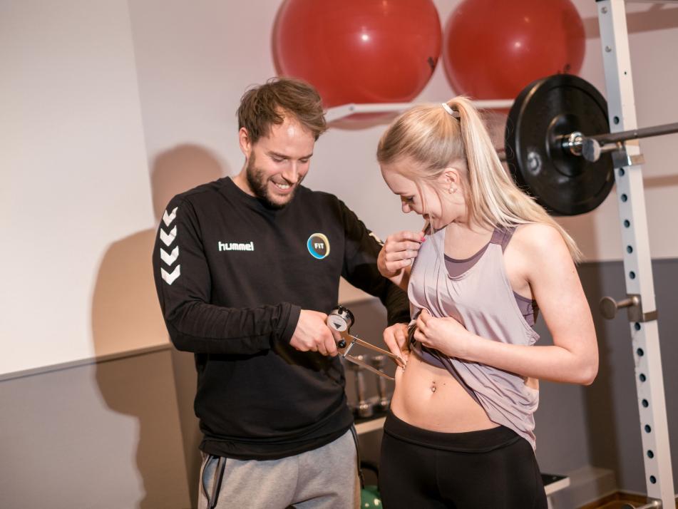 Um mehr Leistungsfähigkeit zu ermöglichen, analysiert Fitnessexperte Lasse Bork Körperfett und Muskelmasse ganz genau