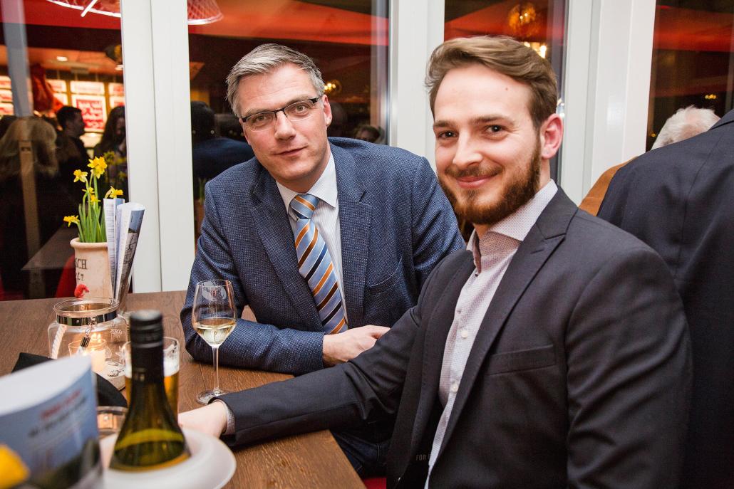 Weinhändler Hauke Petersen und Wirtschaftsingenieur Tim Bilienski (v. li.): „Die Stimmung ist super, das Restaurant gefällt uns sehr!“