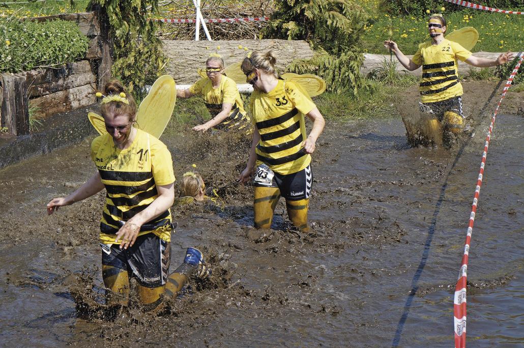 Beim Mud FUN RUN geht es durch Schlamm und über verrückte Hürden