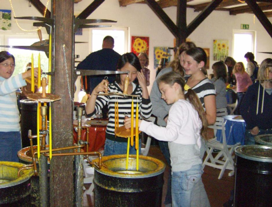 In der Krummbeker Kerzenscheune können Besucher Kerzen aller Art selber machen