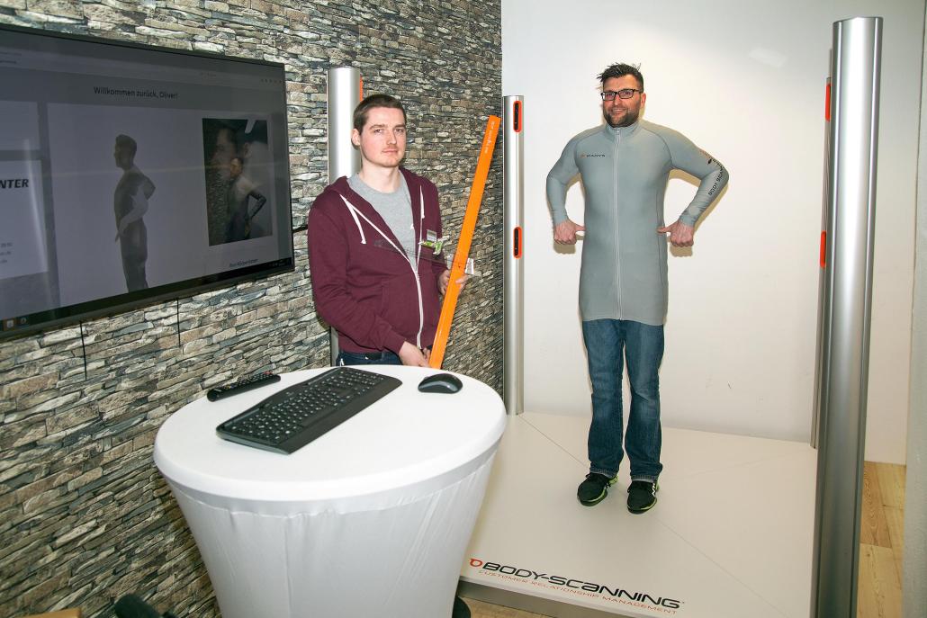 Die Inhaber Philipp Mikloweit (li.) und Oliver Bathke präsentieren den neuen Bodyscanner