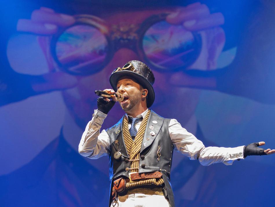 DJ BoBo wird in der Sparkassen-Arena Kiel ein vielseitiges Programm bieten