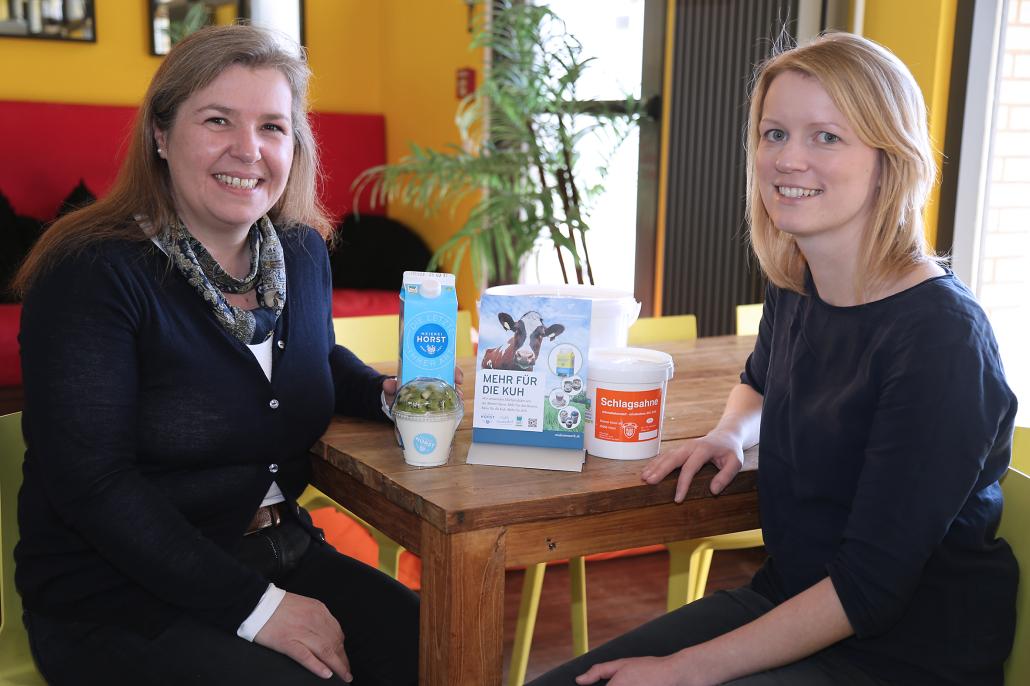 Freuen sich auf eine gute Zusammenarbeit: Geschäftsführerin der Meierei Horst, Dr. Tatjana Tegel, und Meike Gallert, Leiterin der Cafeterien des Studentenwerks SH (v. li.)
 