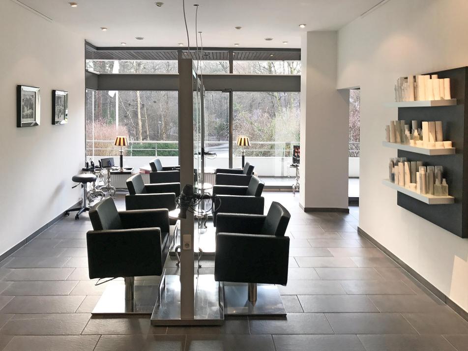 Alles ist neu im luxuriösen Friseursalon mit Park-Blick