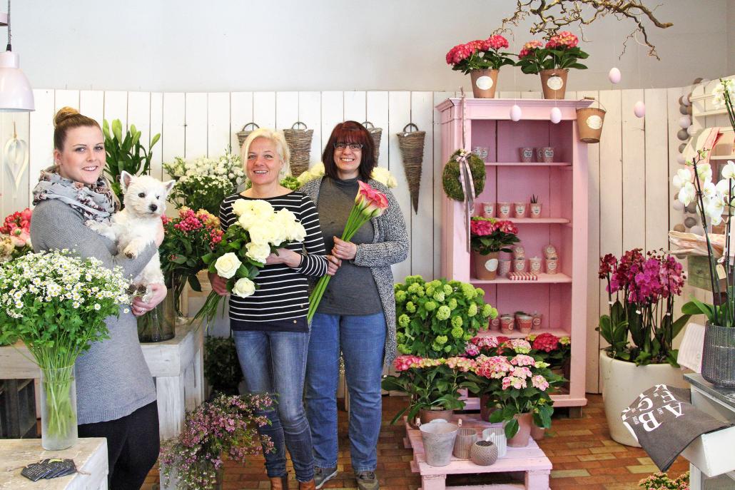 Bei Inhaberin Edelgard Lau (Mitte) und ihrem Team blühen Blumen in allen Farben