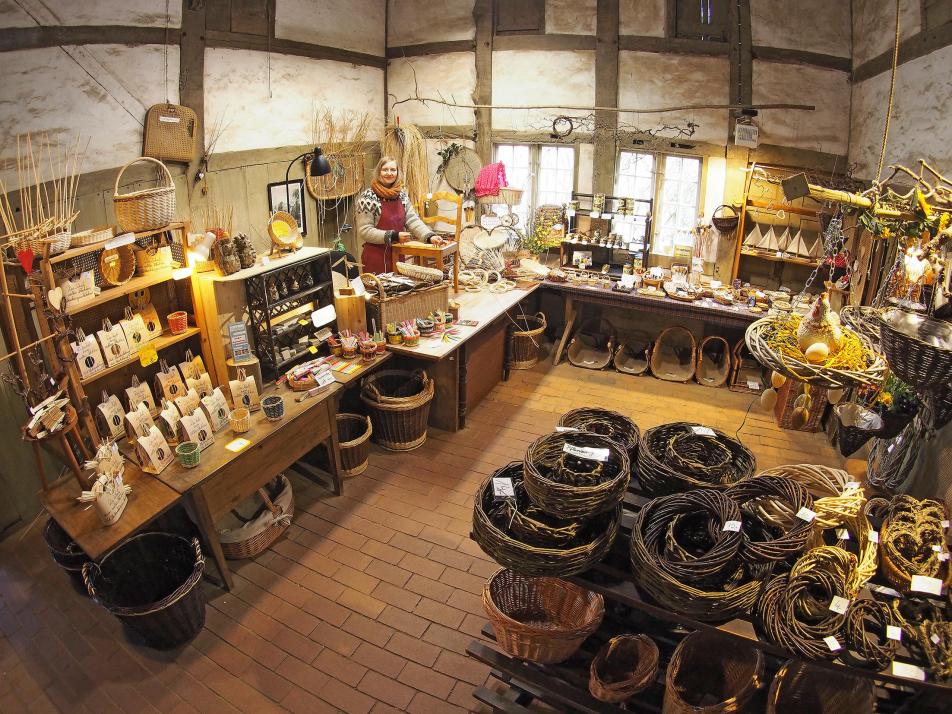 Im Freilichtmuseum Molfsee betreibt die Korbmacherei eine Werkstatt