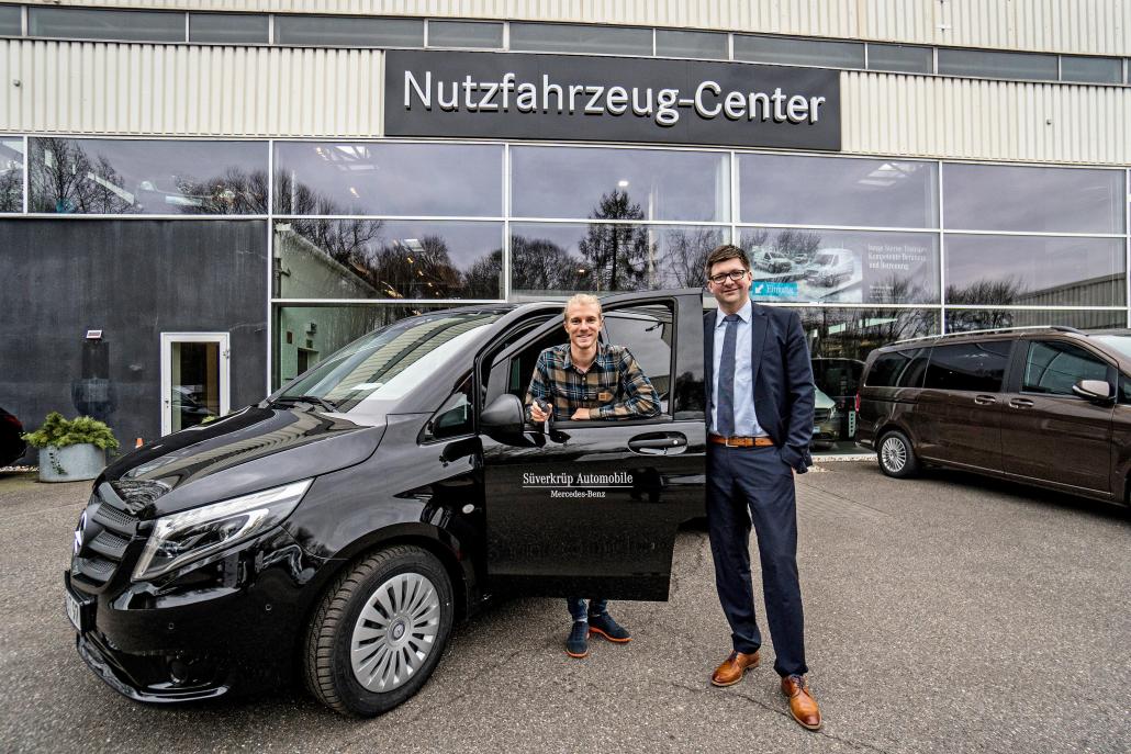 Windsurfer und Filmemacher Valentin Böckler und Süverkrüps Transporter-Verkaufsleiter David Kramkowski (v. li.) vor dem Mercedes-Benz Vito


