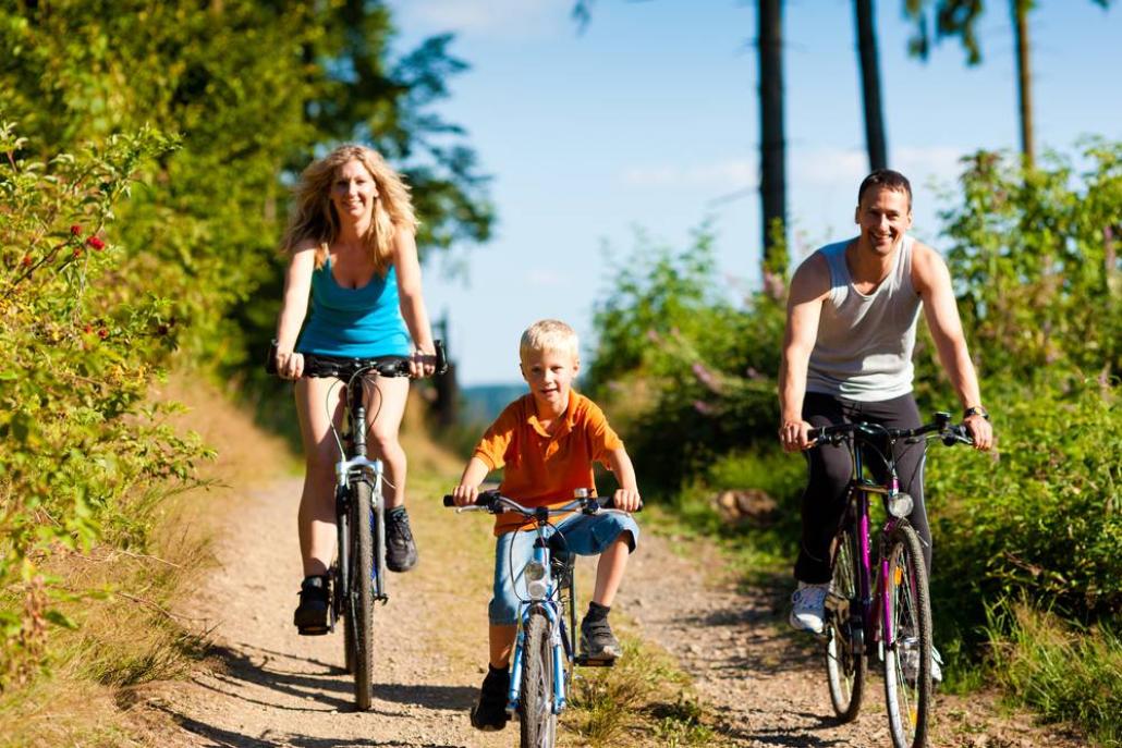 Eine Fahrradtour ist eine aktive Unternehmung für die ganze Familie