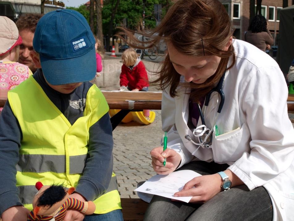 Die Kinder erleben, wie ihre Plüschtiere behandelt werden 