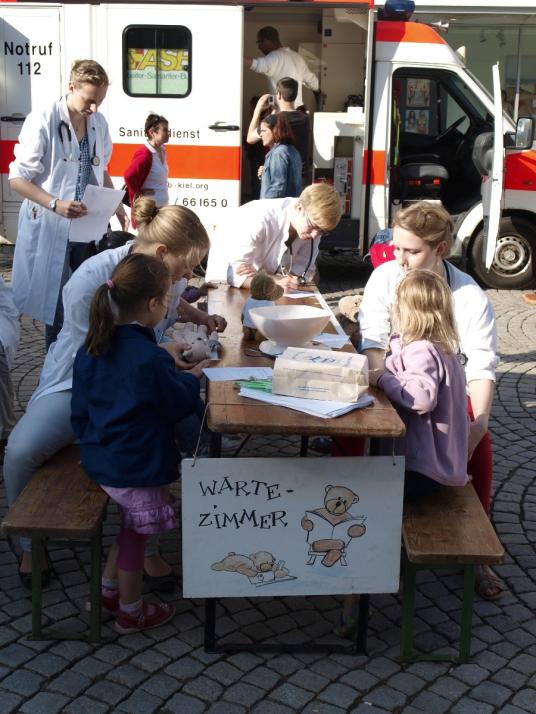 Medizin-Studenten als Teddy-Docs 