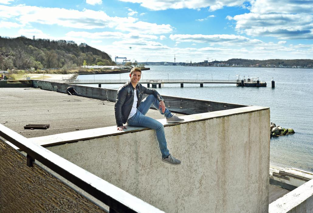Rune Dahmke stellt das neueste Projekt, die Eigentumswohnungen am Strandweg in Mönkeberg, direkt am Standort vor