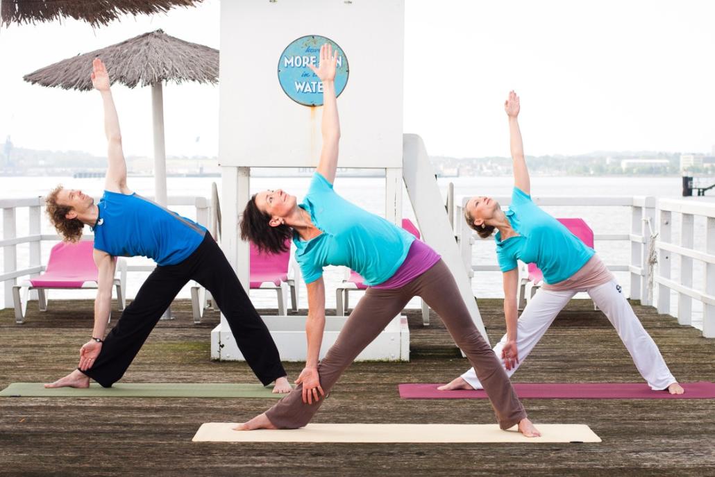 Beim Outdoor-Training des MeridianSpa kann man beim Yoga den Blick aufs Meer schweifen lassen