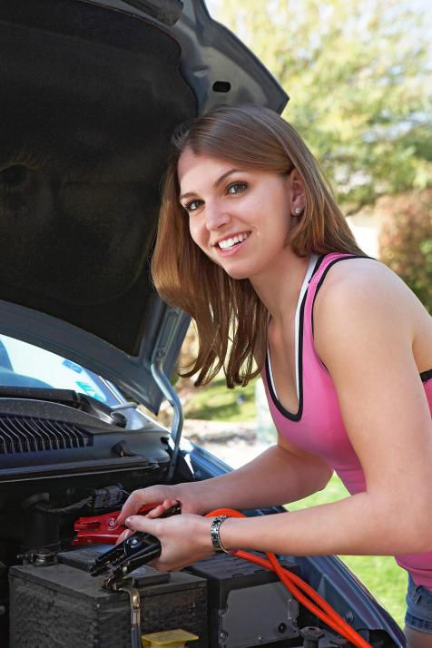 Beachtet man einige Tipps, um die Autobatterie in Schuss zu halten, kann man sich den Gebrauch der Starter-Kabel sparen