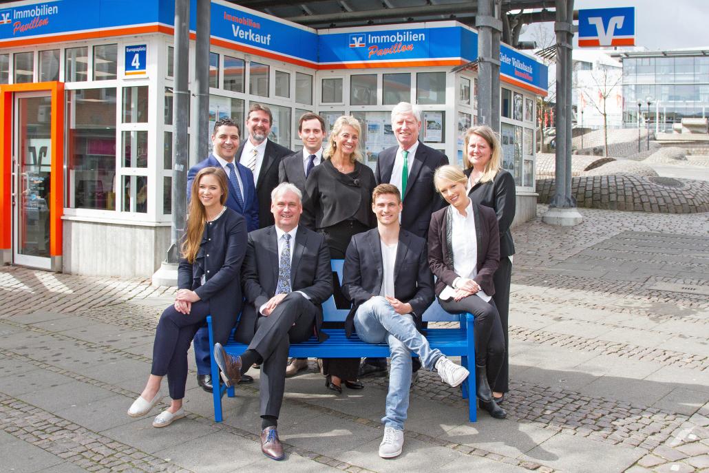 Das Team der Kieler Volksbank Immobilien mit Rune Dahmke (sitzend, 3. v. li.)