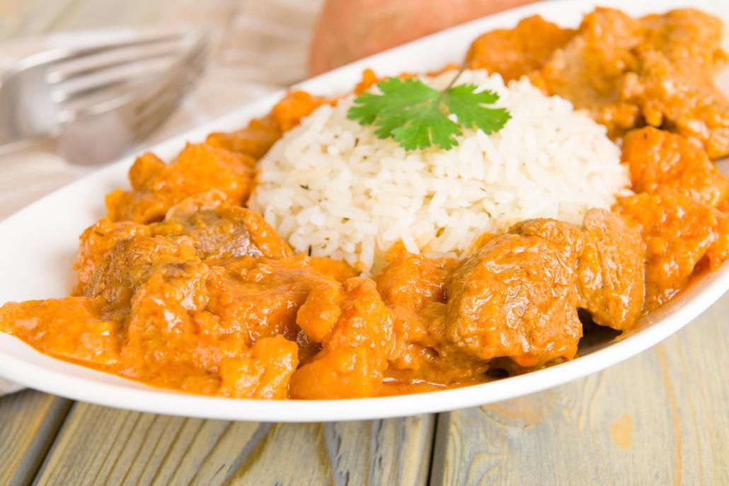 Hähnchen in Erdnuss-Mandarinen-Soße kann am Indien-Stand probiert werden
