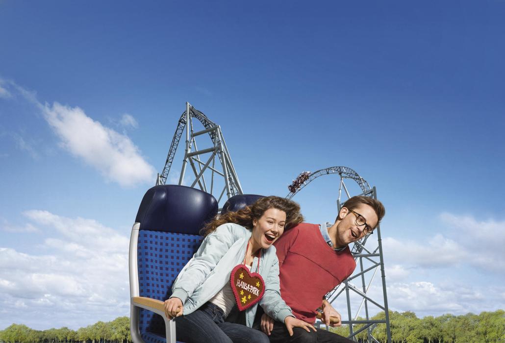 Maja und Johannes fahren im HANSA-PARK Achterbahn