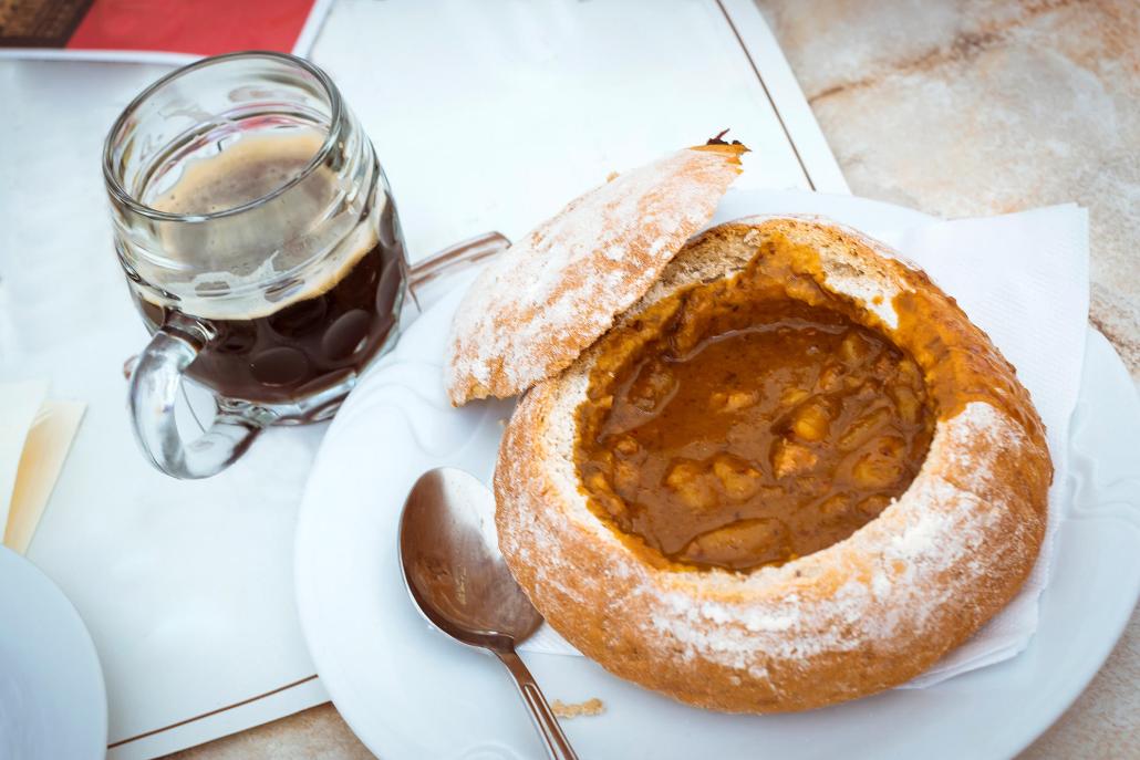 Traditionelles Biergulasch gibt es am Tschechien-Stand