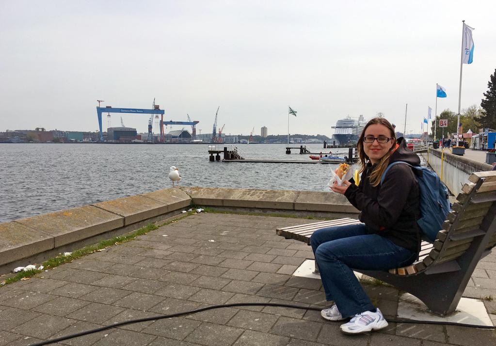 Melanie lässt sich an der Kiellinie ein Fischbrötchen schmecken