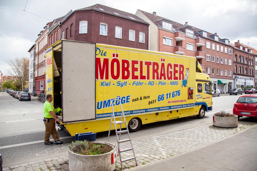 Der Umzugswagen ist am neuen Büro angekommen