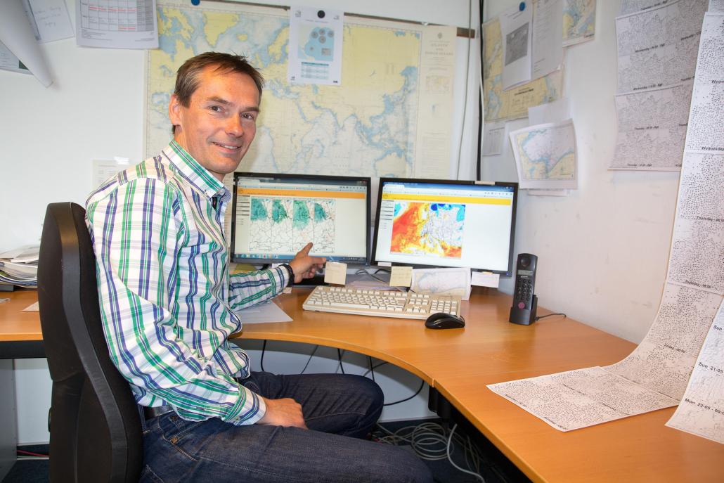 Meeno Schrader analysiert an seinem Arbeitsplatz die aktuelle Wetterlage
