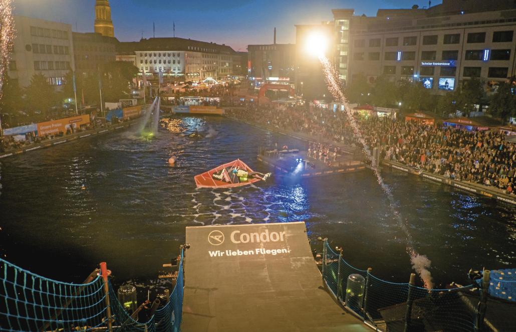 Das Highlight: Am Wochenende werden die Sprünge der Athleten mit Pyrotechnik in Szene gesetzt