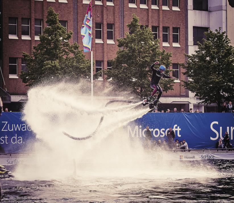 Sprünge von über zehn Metern? Das ermöglicht das legendäre Flyboard!