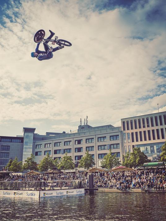 Auch Bikern wird mit dem Sprung in die Wellen ein besonders spannendes Erlebnis geboten