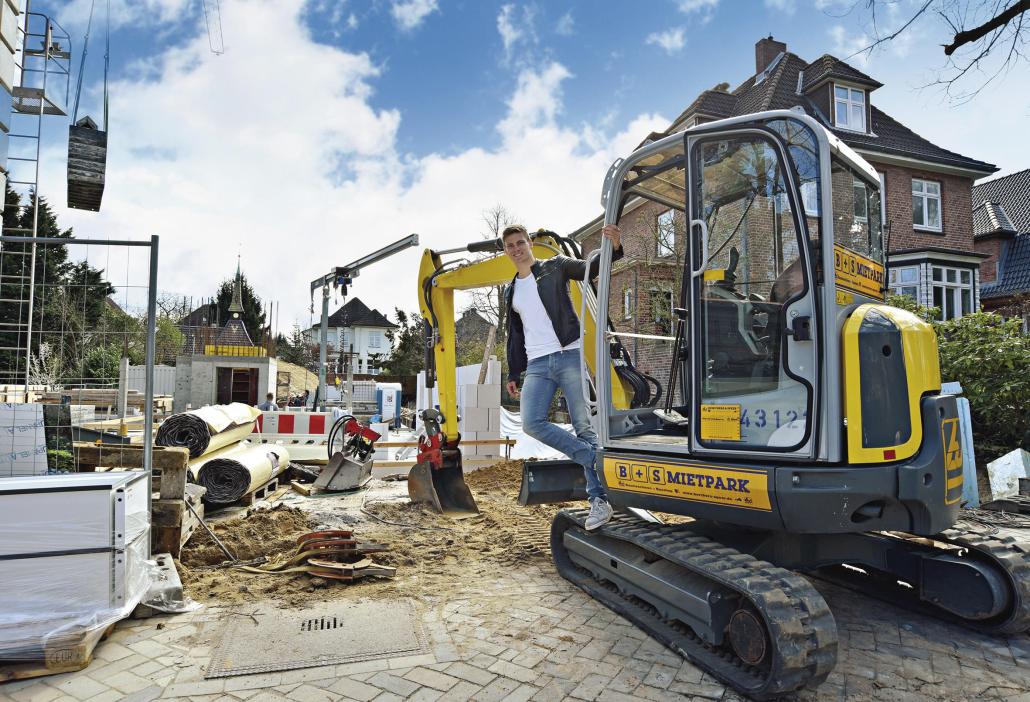 THW-Handballer Rune Dahmke war als Gesicht der Kieler Volksbank Immobilien schon vor Ort