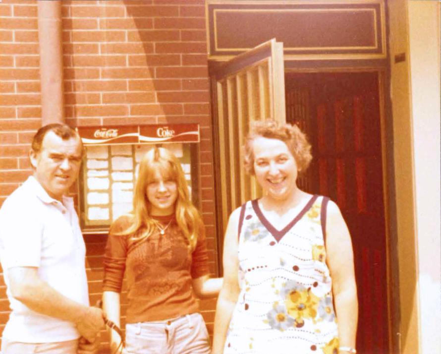 Birgit (Mitte) mit ihren Eltern 
