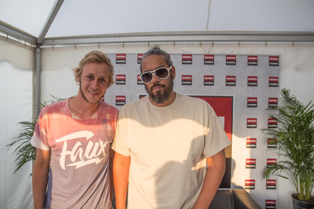 Samy Deluxe (re.) mit Redakteur Bastian Karkossa