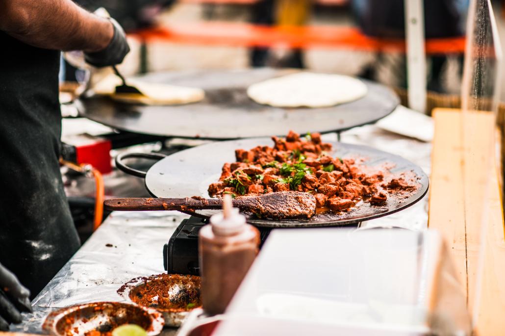 Beim Street Food Event in Eckernförde kann man kulinarische Spezialitäten aus der ganzen Welt genießen