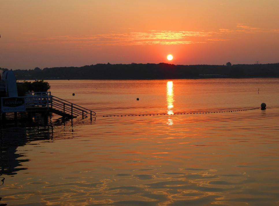 Idylle pur: Baden in der Kieler Förde während des Sonnenuntergangs