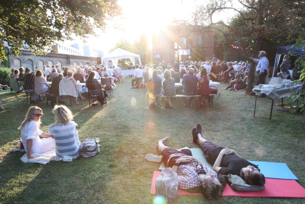 Beim Kultursommer werden unter anderem kostenlose Lesungen im Park geboten