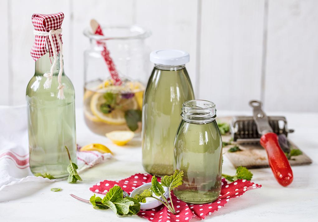 Mit diesem Zitronenmelissesirup lässt sich zum Beispiel ein Glas Selter in ein erfrischendes Getränk verwandeln