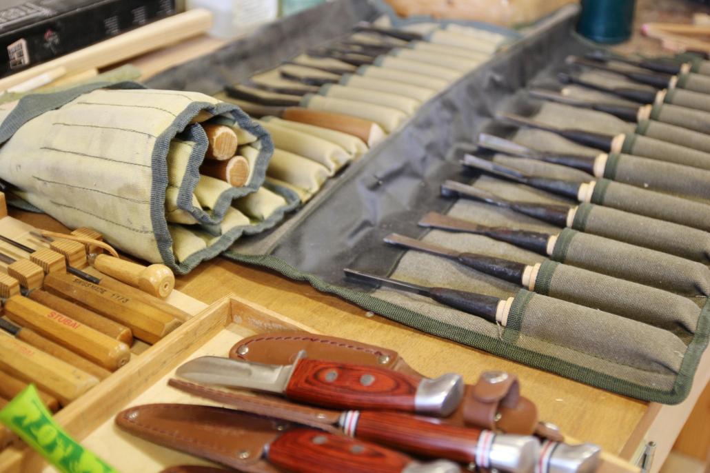 In der Holzwerkstatt ist eine große Auswahl an Werkzeug zu finden