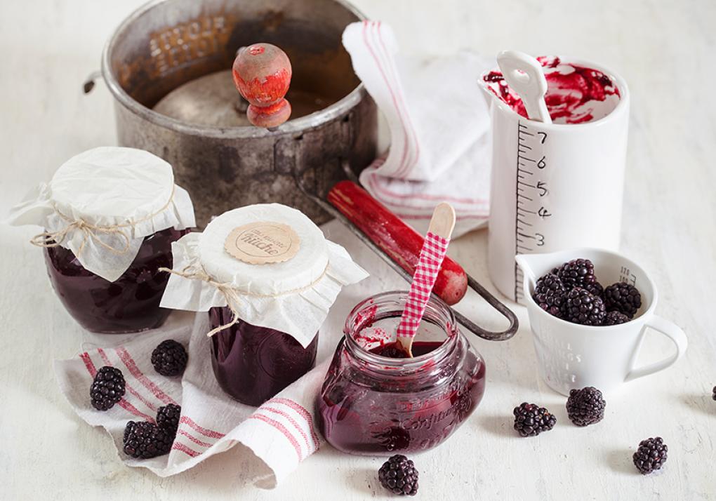 Diese feine Brombeerkonfitüre wird ohne Gelierzucker gemacht