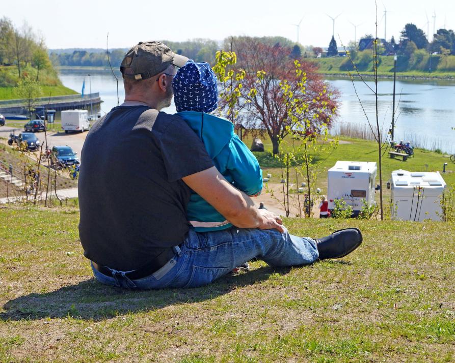 Toller Ausblick vom Sehestedter Spielplatz über den Nord-Ostsee-Kanal: Ob hier wohl gleich ein Schiff vorbeikommt?