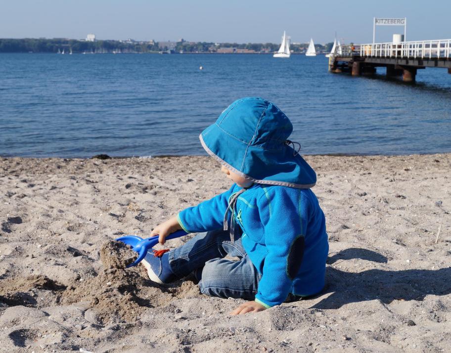 Am Kitzeberger Strand kann man hervorragend im Sand buddeln